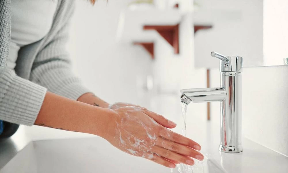 Αντισηπτικό τζελ VS πλύσιμο χεριών με σαπούνι: Τι ισχύει τελικά;